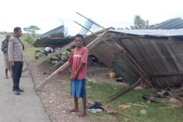 Angin Kencang Robohkan Rumah Warga di Bena-TTS, Seorang IRT Terluka