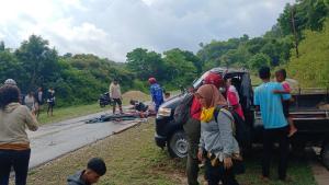 Pick Up Terbalik di Jalan Trans Hawu Mehara, Belasan Penumpang Luka-luka