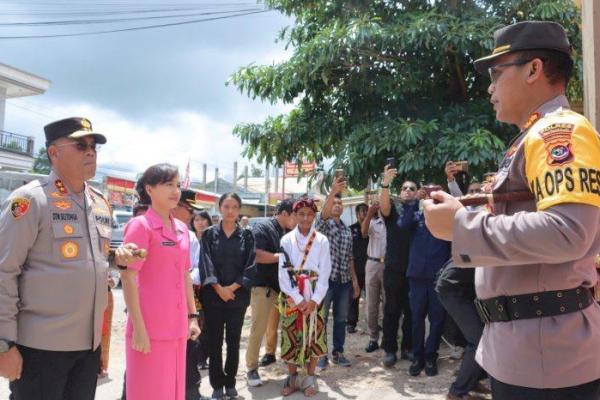 Kapolda Nusa Tenggara Timur (NTT), Irjen Pol. Daniel Tahi Monang Silitonga dan Ketua Bhayangkari Daerah NTT, Kathy Daniel Tahi Monang Silitonga melakukan kunjungan kerja di Polres Timor Tengah Selatan (TTS), Senin (29/1/2024)