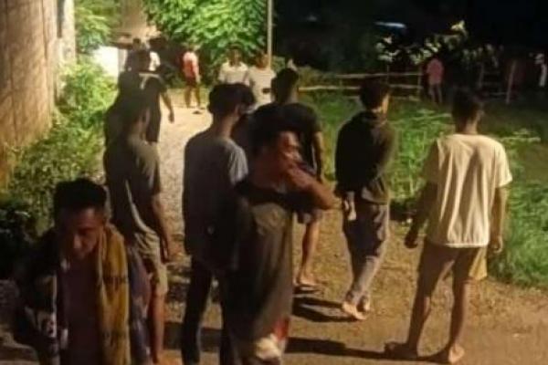 Kekerasan dan perkelahian berujung saling serang antar dua kelompok terjadi di Jalan Sumba Tuak Sabu, RT 001/RW 001, Kelurahan Lasiana, Kecamatan Kelapa Lima, Kota Kupang, NTT pada Rabu (31/1/2024) tengah malam.