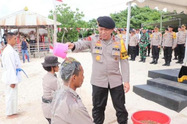 Sebanyak 292 orang bintara remaja Polda NTT mengikuti tradisi pembaretan bintara remaja angkatan 50 sejak Selasa (30/1/2024) hingga Jumat (2/2/2024) di pantai Tablolong, Kecamatan Kupang Barat, Kabupaten Kupang.