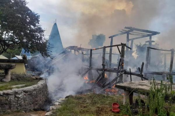 Dua unit rumah di Kampung Puli, desa Weihura, Kecamatan Wanokaka, Kabupaten Sumba Barat, Nusa Tenggara Timur (NTT) disambar petir dan terbakar.
