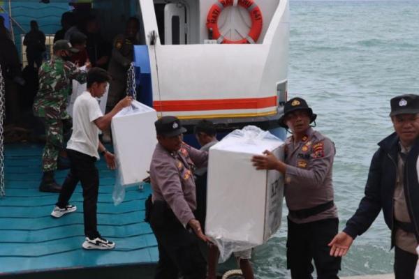 H-6 TNI-Polri dan Masyarakat Sabu Raijua Bersinergi Distribusikan Logistik Pemilu 