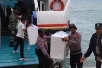 H-6 TNI-Polri dan Masyarakat Sabu Raijua Bersinergi Distribusikan Logistik Pemilu 