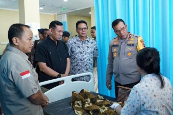 Kapolda Nusa Tenggara Timur (NTT) Irjen Pol. Daniel Tahi Monang Silitonga mengunjungi dua korban luka akibat kebakaran asrama Brimob Polda NTT di Kelurahan Pasir Panjang, Kecamatan Kota Lama, Kota Kupang.