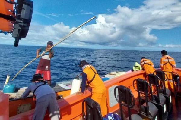 Satu buah kapal bodi batang mengalami mati mesin dalam pelayaran dari Rote Ndao menuju Tablolong, Kabupaten Kupang. Kapal mati mesin di sekitar Selat Pukuafu Kabupaten Kupang pada Jumat (9/2/2024).