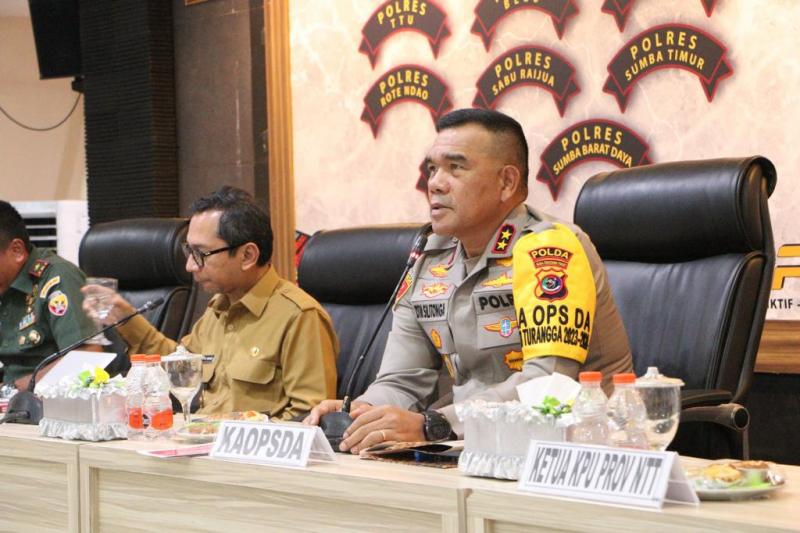 Menjelang hari pelaksanaan pencoblosan dalam Pemilu 14 Februari 2024, Polda NTT melakukan rapat koordinasi dengan TNI dan Pemprov NTT.
 