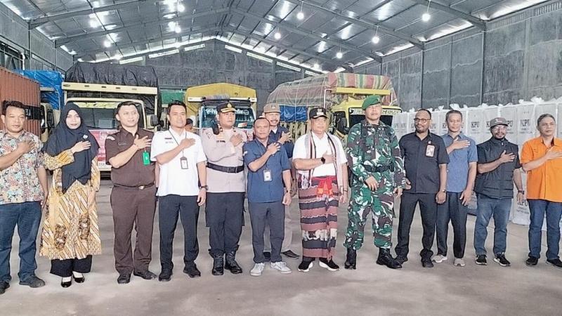 Komisi Pemilihan Umum (KPU) Kota Kupang selaku penyelenggara Pemilu di Kota Kupang mendistribusikan logistik Pemilu ke 51 kelurahan di Kota Kupang, Provinsi NTT, Selasa (13/2/2024).