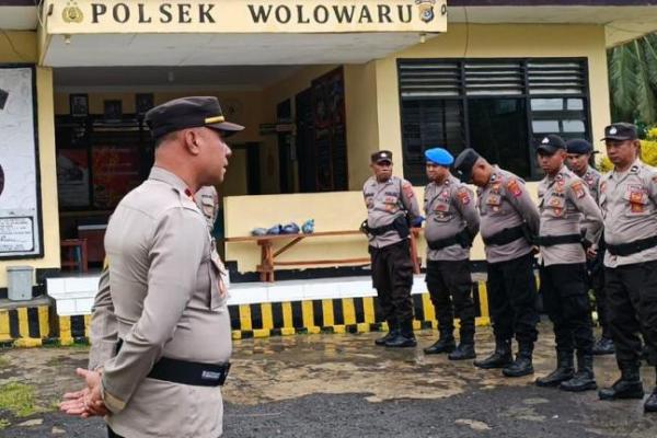 Polsek Wolowaru, Polres Ende melakukan apel siaga pengamanan Tempat Pemungutan Suara (TPS) Pemilu 2024 untuk Kecamatan Wolowaru, Senin (12/2/2024). Apel digelar di halaman Polsek Wolowaru, di Kelurahan Bokasapae, Kecamatan Wolowaru, Kabupaten Ende.