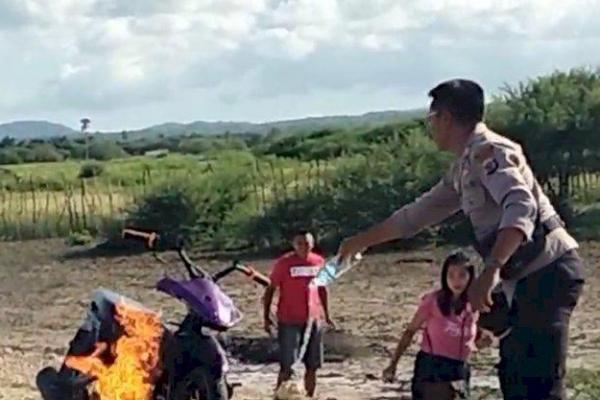 Satu unit sepeda motor milik Jefri Johanis, warga Kecamatan Landu Leko, Kabupaten Rote Ndao, NTT terbakar pada Minggu (18/2/2024). Saat itu Jefri Johanis sedang mengendarai sepeda motor tersebut membonceng adiknya dan tiba-tiba terbakar.