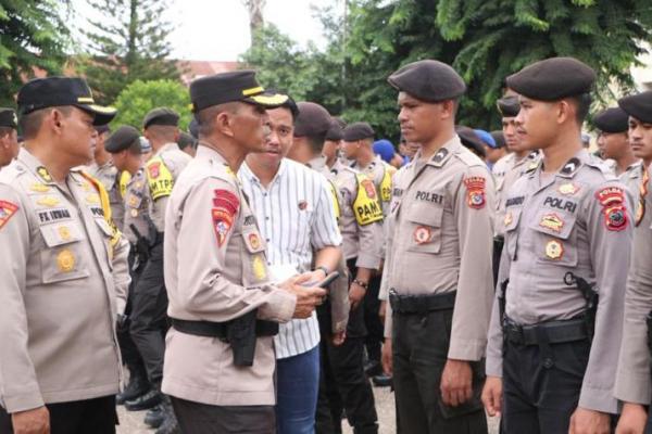 Kepala Biro Operasi Polda NTT, Kombes Pol Deonijiu De Fatima mengecek kehadiran personel BKO Polres jajaran di Mapolda NTT pada Selasa (20/2/2024).