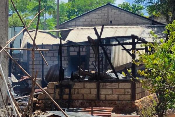 Rumah milik Lambertus Tualaka di RT 024/RW 008, Dusun IV, Desa Penfui Timur, Kecamatan Kupang Tengah, Kabupaten Kupang, NTT terbakar, Kamis (22/2/2024) siang.