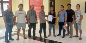  Anggota Pos Pengamanan Motaain menyerahkan DPO kasus pencabulan Polres TTU berinisial  Petrus Taus yang berhasil diamankan di perbatasan Belu-Timor Leste.