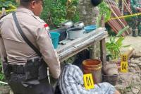  Anhggota Polres Kupang melakukan olah TKP kasus pembunuhan terjadi pada Senin (26/2/2024) di Desa Nekmese, Kecamatan Amarasi Selatan, Kabupaten Kupang. 