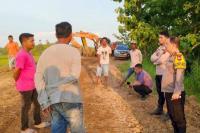 Kapolres Belu, AKBP Richo Nataldo Devallas Simanjuntak turun langsung melihat pekerjaan jalan untuk membantu warga  di wilayah perbatasan RI-RDTL.