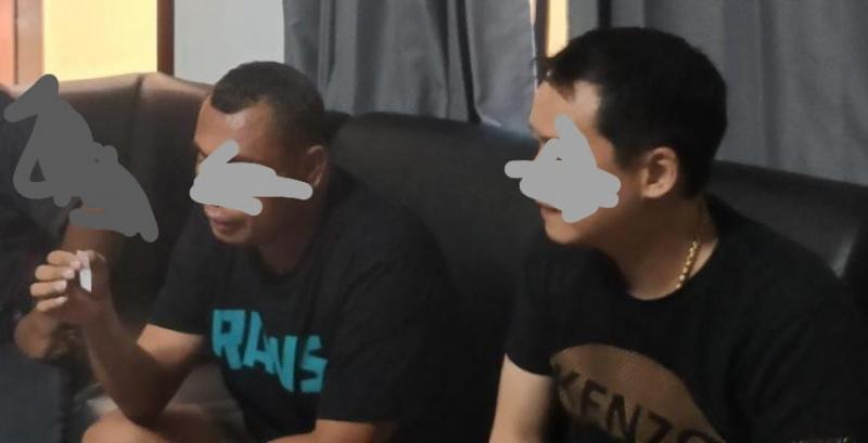 Beno (kiri) sedang memegang barang bukti narkoba sabu sabu dan oknum anggota DPRD NTT, Rocky Winaryo alias RW (kanan) saat terciduk pesta narkoba