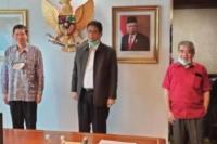 Ketua YPTB, Ferdi Tanoni (kanan) bersama Ketua The Task Force, Purbaya Yudhi Sadewa (tengah) dan Grinchai Hattagam, General Manager PTTEP Indonesia (kiri) seusai pertemuan di Jakarta.