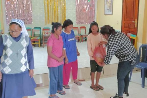 Himpunan Mahasiswa Peternakan (HMP) Sekolah Tinggi Ilmu Peternakan (Stiper) menyerahkan bantuan sembako bagi penghuni Panti Asuhan Alma Bajawa, Kabupaten Ngada.
