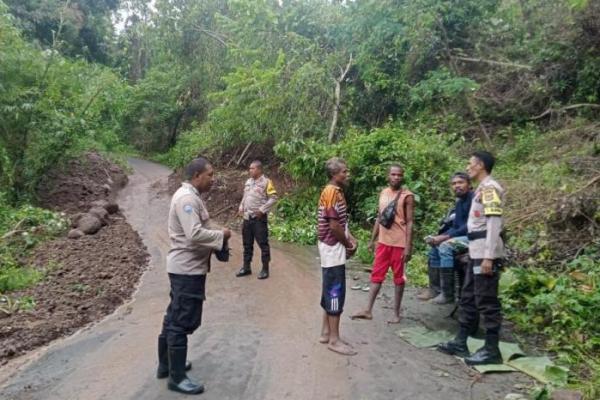 Hujan dengan intensitas tinggi menyebabkan banjir dan tanah longsor di Newadata, Desa Sinahadigala, Kecamatan Tanjung Bunga. Selain itu, banjir terjadi di Desa Lewolebe, Kecamatan Lewolema, Kabupaten Flores Timur.