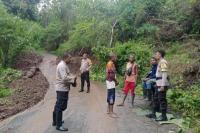 Polri-TNI Bersama Warga Flores Timur Bersihkan Jalan dari Tanah Longsor 