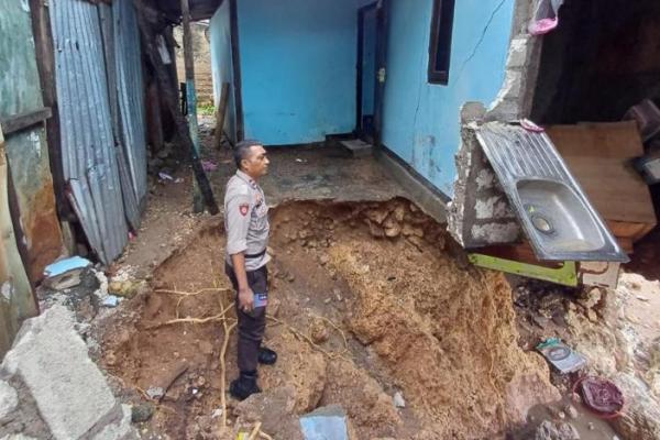Bencana alam akibat curah hujan yang tinggi dan angin kencang melanda hampir seluruh wilayah NTT termasuk wilayah Kecamatan Kota Lama, Kota Kupang.