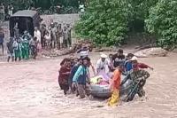 Ibu Hamil dan Balita Sakit Dievakuasi Pakai Perahu Karet Seberangi Kali Nefopal-Sulamu 