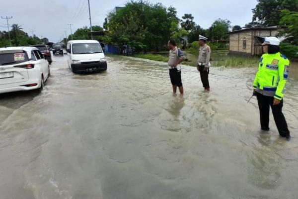 Puluhan rumah di RT 09 dan RT 10/RW 04, Kelurahan Naibonat, Kecamatan Kupang Timur, Kabupaten Kupang, NTT terendam banjir akibat curah hujan yang tinggi selama beberapa hari.