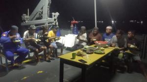 Polairud Polda NTT Buka Puasa Bersama Nelayan di Teluk Hansisi-Pulau Semau