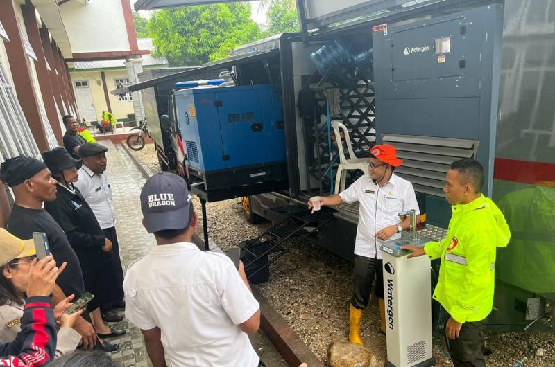 Personel Direktorat Samapta Polda Nusa Tenggara Timur (NTT) yang terlibat BKO dalam penanggulangan bencana banjir di Desa Oebelo, Kecamatan Amanuban Selatan, Kabupaten Timor Tengah Selatan (TTS), melaksanakan patroli sekaligus memberikan himbauan kepada masyarakat.