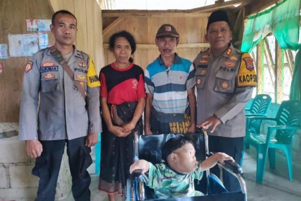  Penyandang disabilitas Dapat Bantuan Kursi Roda dari Kapolres Manggarai Timur