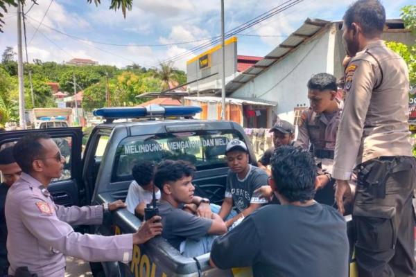 Prada Yohanis Makias Harut Hurit (23), anggota TNI AD dari Batalyon Infanteri (Yonif) 743/PSY Kupang dikeroyok sekelompok pemuda, di depan Klinik Dewanta, Jalan Ainiba, Kelurahan Pasir Panjang, Kecamatan Kota Lama, Kota Kupang, Minggu (17/3/2024) pagi.