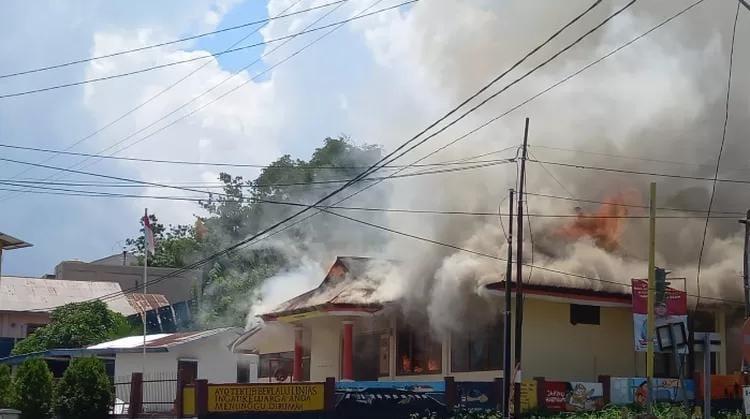 Si jago merah saat melalap bangunan Polsek Borong, Polres Manggarai Timur. 