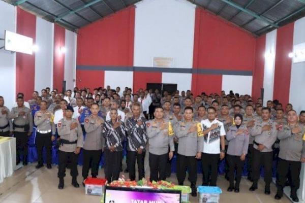 Kapolda NTT Irjen Pol Daniel Tahi Monang Silitonga mengawali kunjungan kerja di Polres Alor dengan kegiatan tatap muka bersama seluruh personel, Jumat (22/3/2024) di Gedung Merah Putih Wira Pratama Polres Alor ini dihadiri oleh semua personil Polres Alor.