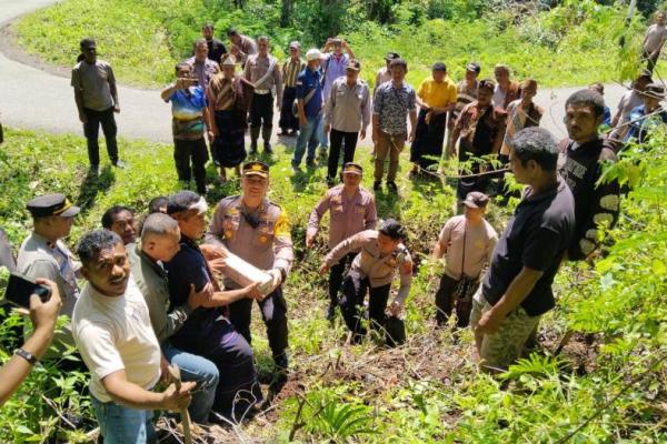 Mosalaki (tokoh adat/masyarakat) Pu`u Wolojita di Kabupaten Ende, NTT menghibahkan lahan/tanah ke Polres Ende. Tanah hibah tersebut diperuntukkan bagi pembangunan Polsek Wolojita yang diusulkan masyarakat.