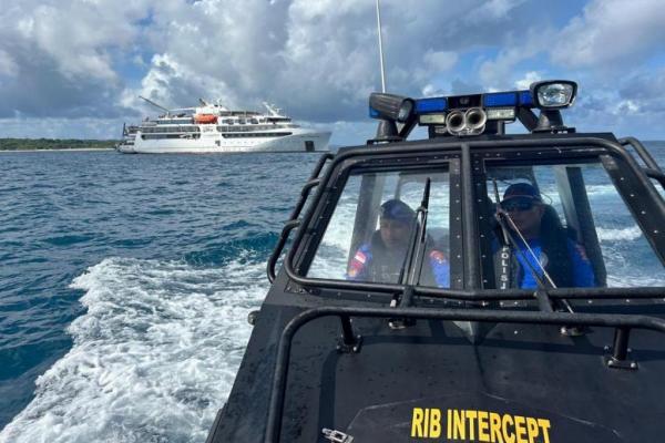 Anggota Ditpolairud Polda NTT melakukan pengamanan kunjungan wisatawan mancanegara yang menggunakan Kapal MV Coral Geographer di perairan dan pesisir Pantai Tablolong, Jumat (22/3/2024). 