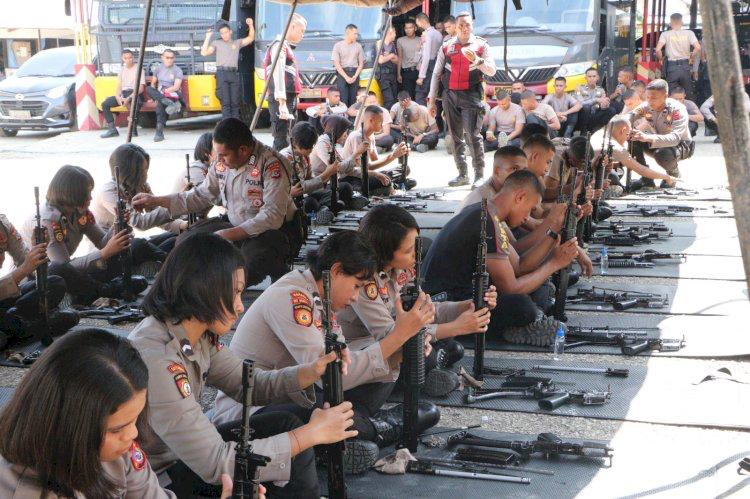 Anggota Polda NTT terus diasah dan dilatih dalam penggunaan senjata bagi kepentingan pelaksanaan tugas pengamanan. Latihan bongkar pasang senjata pun dilakukan secara berkala guna mematangkan kemampuan anggota Polri.