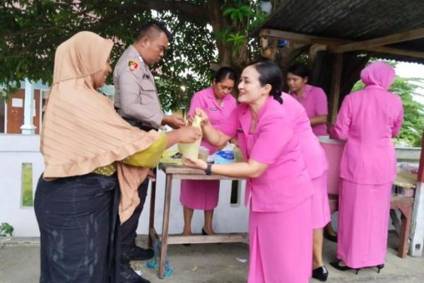 Anggota Polri yang bertugas di Polsek Wolowaru, Polres Ende bersama anggota Bhayangkari melakukan aksi berbagi takjil dengan warga masyarakat. 