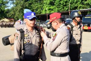 Kepala SPN Polda NTT, Kombes Pol Nanang Putu Wardianto  saat melepas para peserta outbond dari SPN Polda NTT., Kamis (28/3/2024).