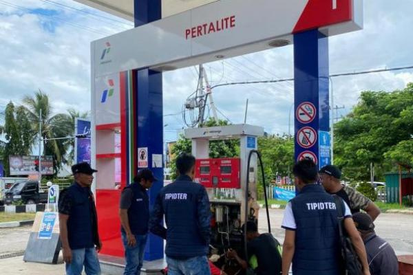 Sejumlah anggota Polda NTT dan Polres jajaran berusaha mencegah kecurangan di SPBU dalam distribusi BBM kepada warga menjelang pelaksanaan mudik Lebaran 1445 H. 