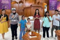 Amankan Paskah di Kota Kupang, Anggota Polwan Muslim Ini Diberi Hadiah Telur Paskah 