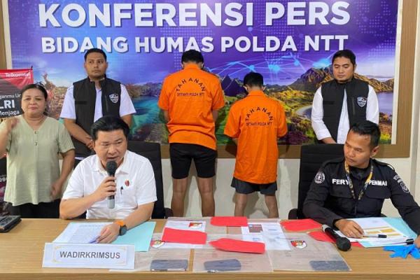 Wadir Reskrimsus Polda NTT, AKBP Yoce Marten saat menggelar konferensi pers bersama dua tersangka berinisil NRA dan GMK yang menyebar video syur di Mapolda NTT, Rabu (3/4/2024). 