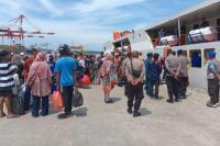  Direktur Polairud Polda NTT Pantau Aktifitas Pemudik di Pelabuhan Tenau