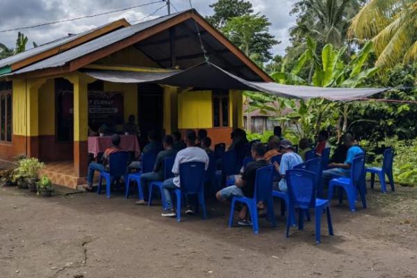 Kapolsek Wolowaru, Ipda Ubaldus Maku kembali menggelar Jumat Curhat dengan warga masyarakat Dusun D, Kampung Kopo One, Desa Jopu, Kecamatan Wolowaru, Kabupaten Ende.