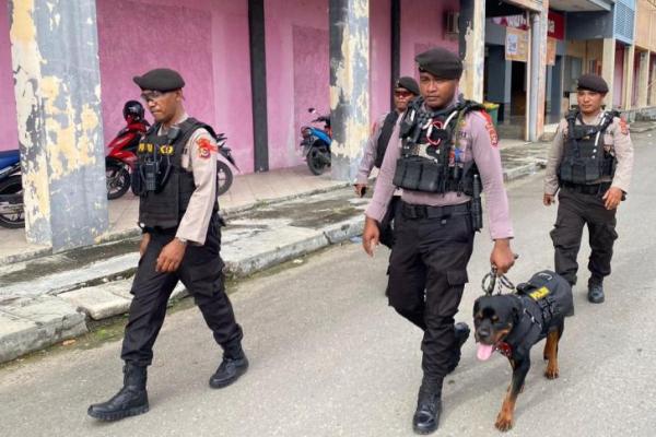 Aparat Tim Unit K9 dari Satuan Samapta Polda Nusa Tenggara Timur (NTT) melakukan sterilisasi sejumlah pusat perbelanjaan di Kota Kupang menjelang hari raya Idul Fitri 1445 H. 