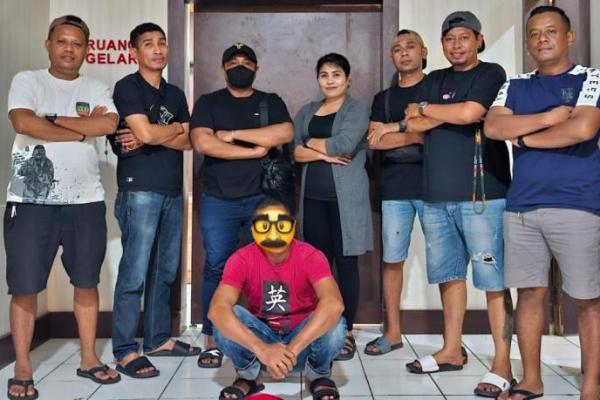 ATS alias Aris (38), warga Kota Kupang, Nusa Tenggara Timur (NTT) diamankan Unit Jatanras SatReskrim Polresta Kupang Kota, Minggu (7/4/2024). ATS dibekuk polisi karena diduga kuat terkait dalam tindak pidana penganiayaan terhadap korban YKL (36).
