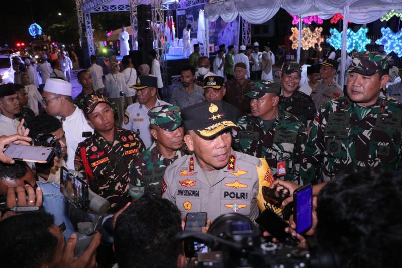 Kapolda NTT, Irjen Pol Daniel Tahi Monang Silitonga memberikan kepada wartawan saat  bersama Forum Komunikasi Pimpinan Daerah (Forkopimda) NTT melakukan patroli untuk memantau langsung malam takbiran menjelang Idul Fitri 1445 H. 