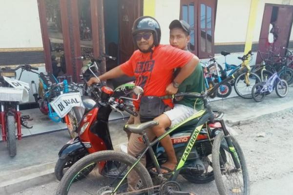 Marlon T. (25), warga Kelurahan Baumata, Kecamatan Taebenu, Kabupaten Kupang, NTT tidak berkutik saat diamankan aparat kepolisian dari Polsek Kota Lama, Polresta Kupang Kota, Jumat (12/4/2024).
