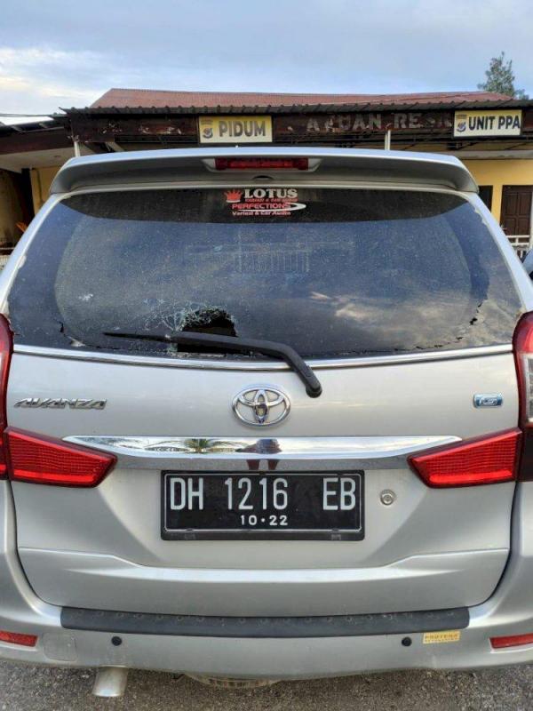 Mobil Kanit Resmob Polres Kupang, Aiptu Ardianto Tade yang kaca pecah dilempar massa di Amarasi, Minggu (14/4/2024). 