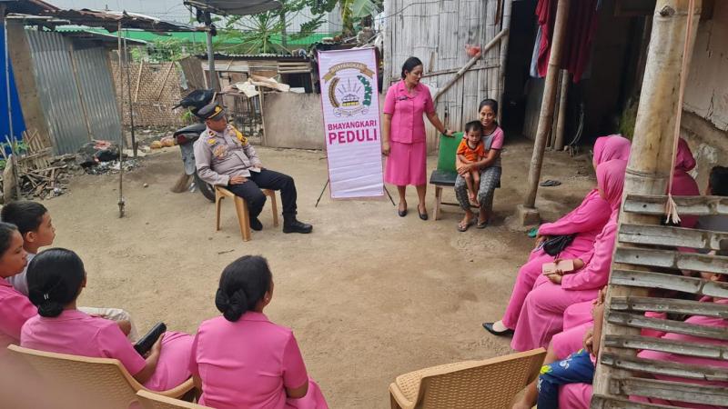 Kapolsek Wolowaru, Polres Ende, Ipda Ubaldus Maku dan ketua Ranting Bhayangkari Wolowaru, Ester Ubaldus Maku menyempatkan diri berkunjung ke salah satu rumah warga yang anaknya masuk kategori stunting. 