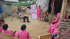 Kapolsek dan Ketua Bhayangkari Wolowaru-Ende Jadi Orang Tua Asuh Anak Stunting